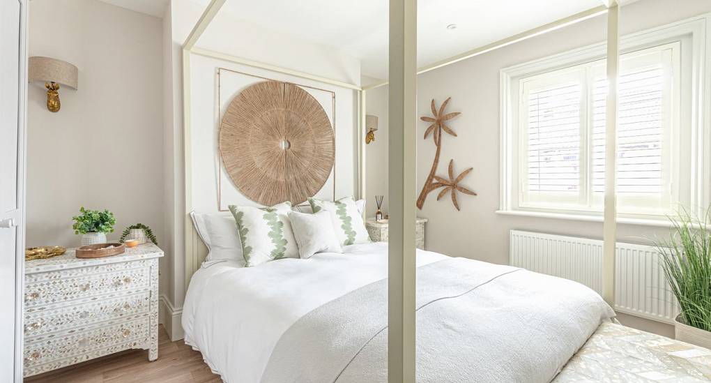 King bedroom at The Drift: Stylish Bournemouth hen party house accommodation with en-suite bathroom.