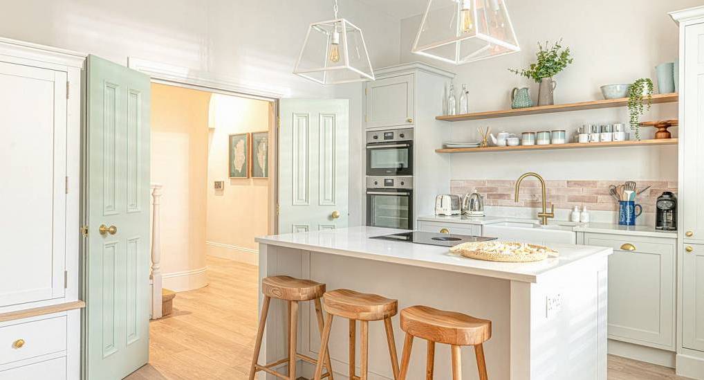 The Drift: Luxury Bournemouth hen party house featuring a modern social kitchen island, just 4 minutes from the beach.