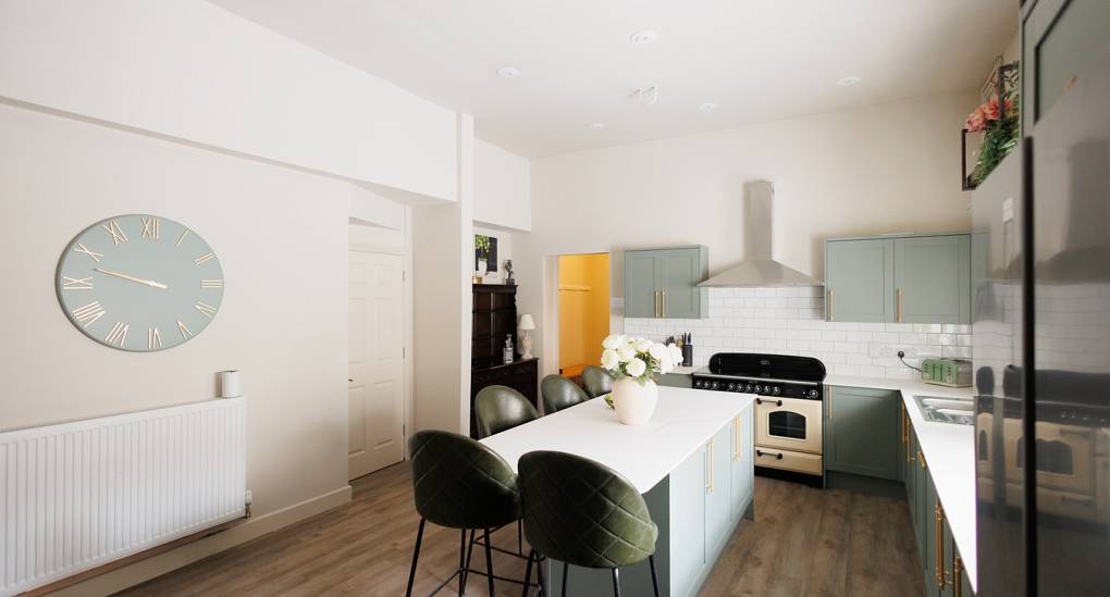 Grand Manor large party house kitchen area and breakfast bar