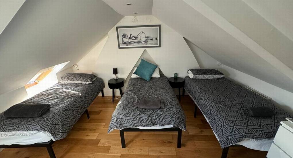 Triple attic room with 3 single beds