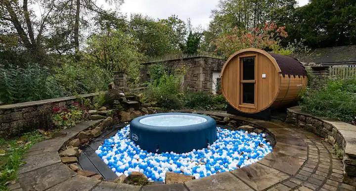 Hot tub and sauna in the courtyard 