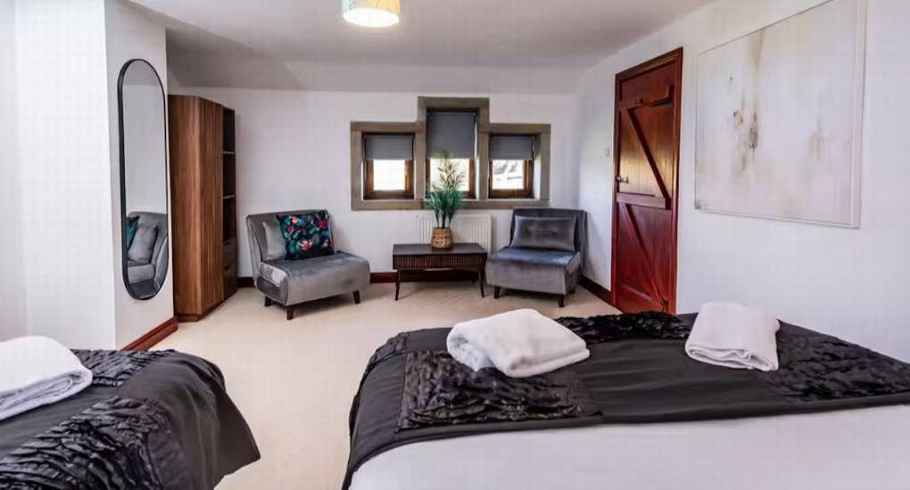 The Stabletree Hen Party House: Bedroom with two King-size beds for group accommodation