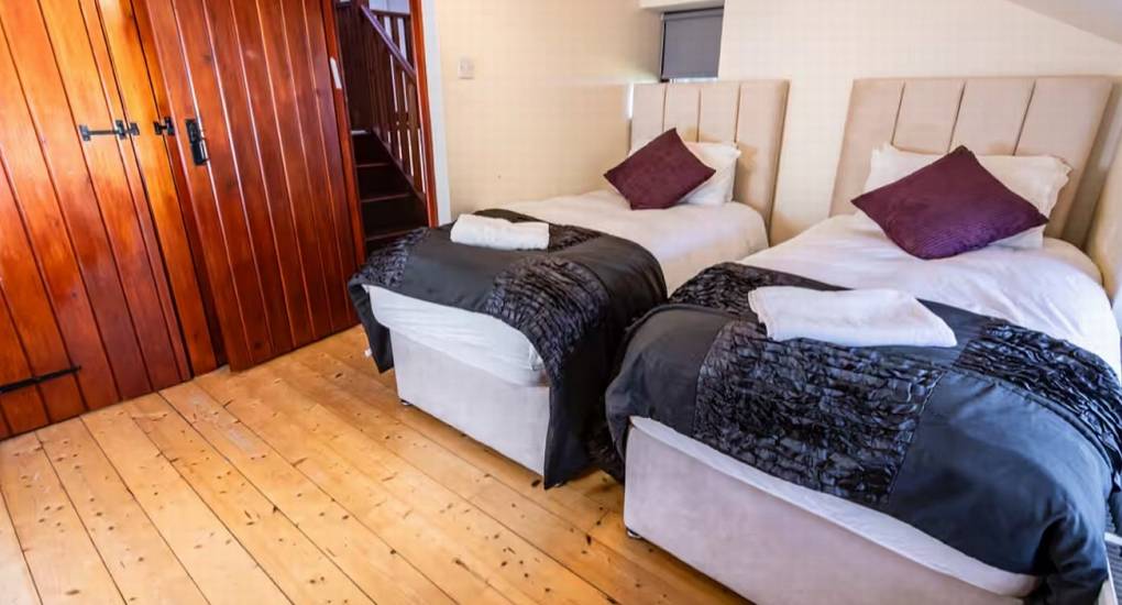 The Stabletree: Two single beds in a comfortable Hen Party bedroom (Sleeps 10)
