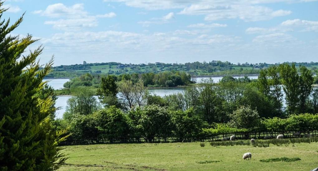 Anotehr view of the garden with lake and countryside in the distance