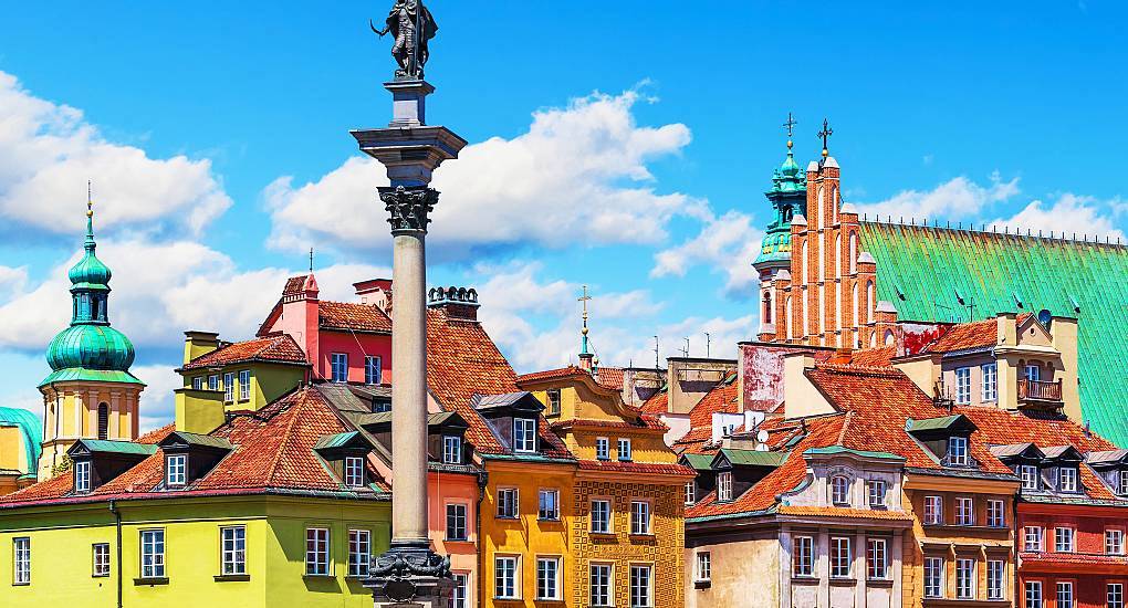 Sigismund's Column standing above colorful Castle Square townhouses, vibrant Old Town backdrop for a Warsaw stag do.