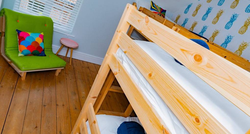 Bunk bed room with seat