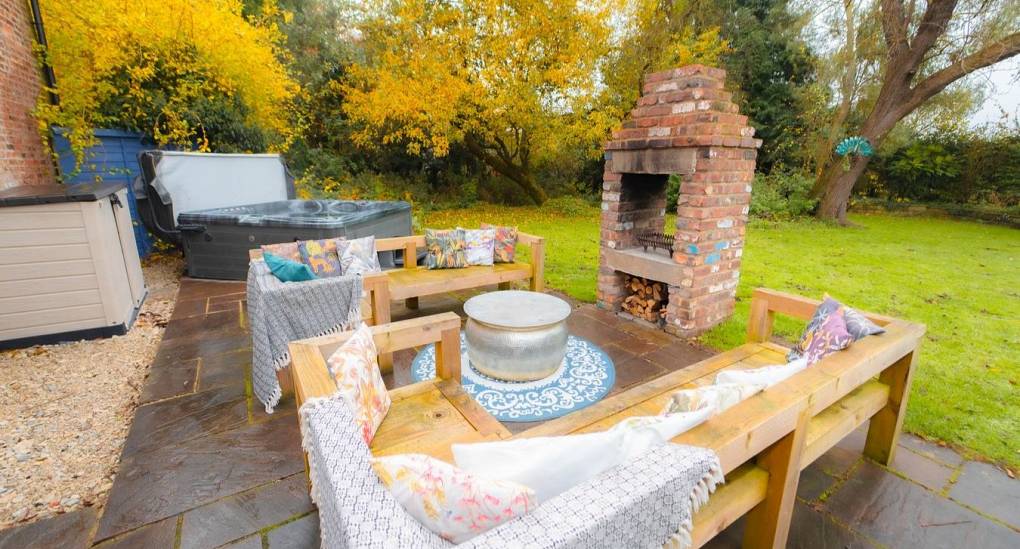 Hot tub seating area