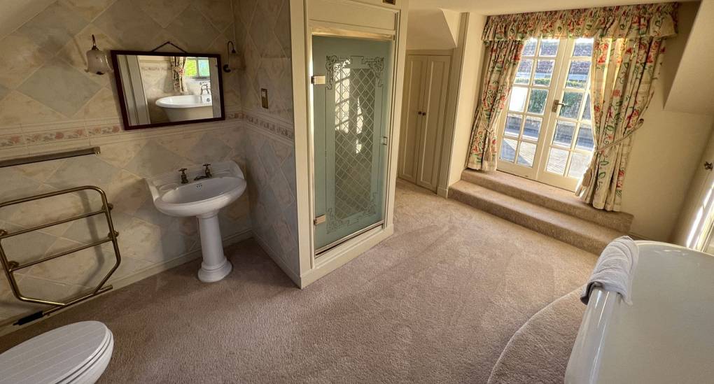 yorskshire-villa-ensuite.jpg
